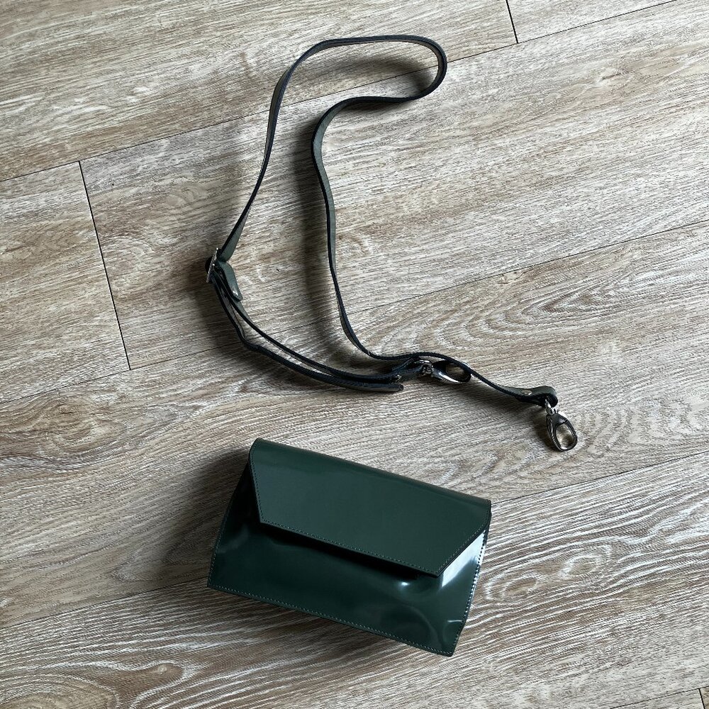 L'intervalle small crossbody, patent leather